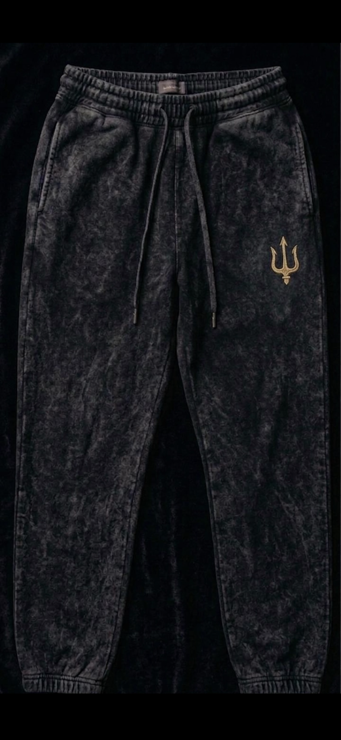 Premium acid-wash sweatpants crafted from an 80/20 cotton-poly blend (450 GSM) featuring a relaxed fit, heavyweight feel, and signature Trident logo for everyday comfort.